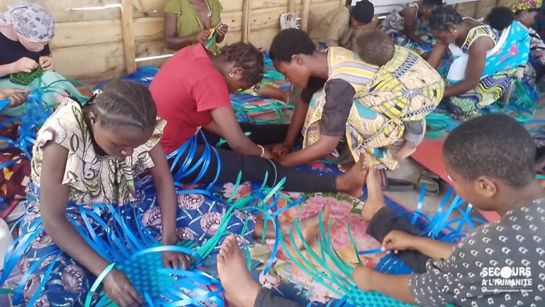 Secours à l’Humanité : L’art plastique et la vannerie comme outils d’autonomisation des femmes retournées à Sake